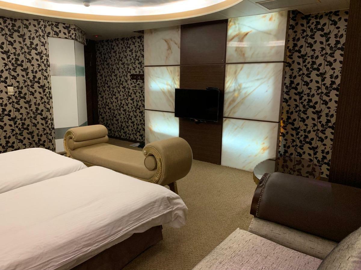 Crystal Business Motel Hsinchu City Exterior photo